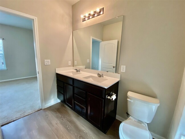 Building Photo - 516 E Slaughter Ln