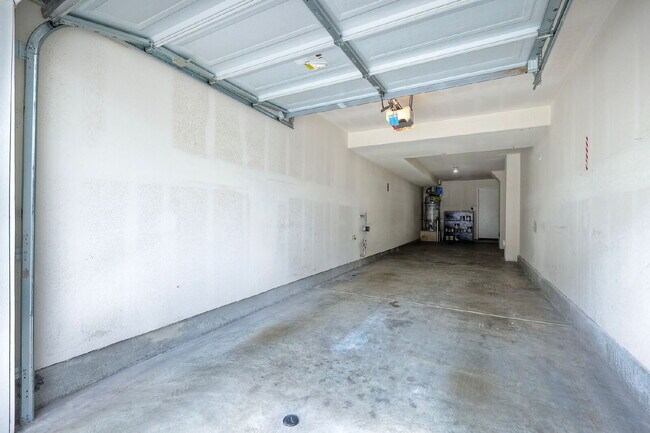 Building Photo - Spacious 2-Bed, 2.5-Bath Condo on Lighthou...
