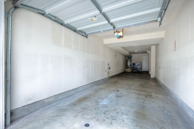 Building Photo - Spacious 2BR/2.5BA Townhome in the desirab...