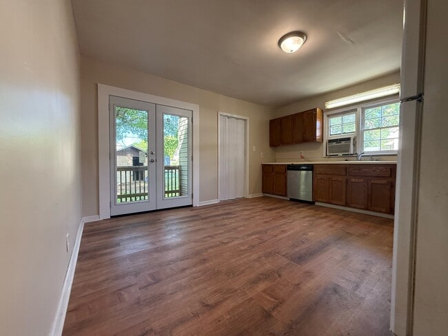 Building Photo - 650 Ave F NE