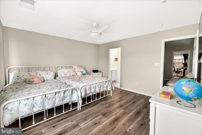 Building Photo - 910 Featherstone St