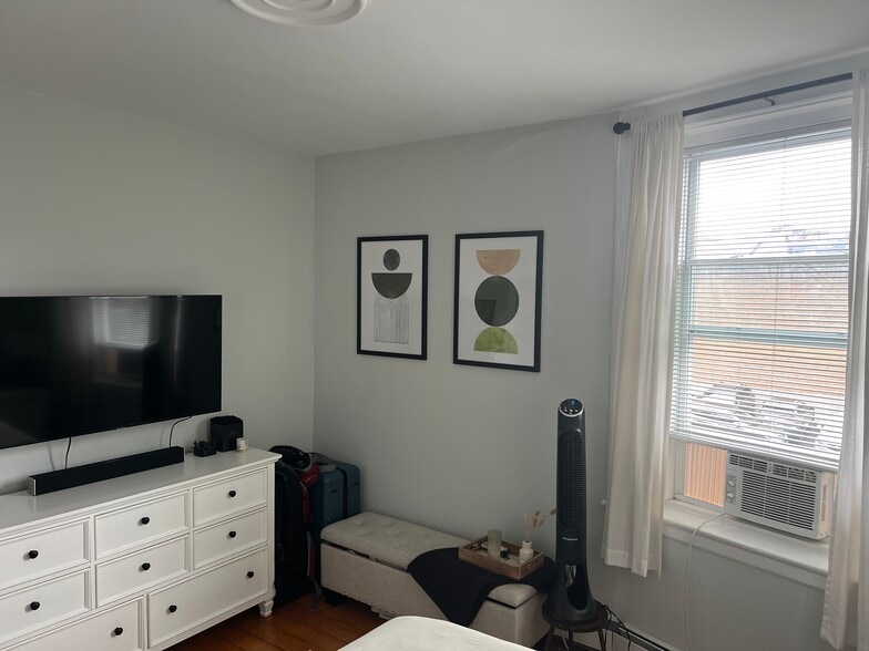 Building Photo - 2 Pearl St