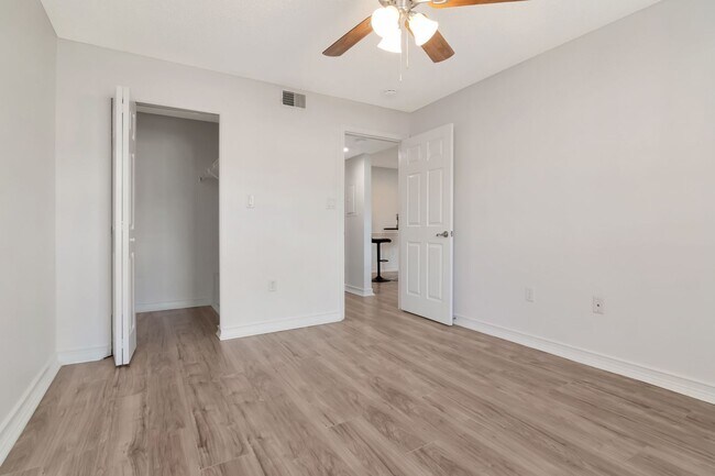 Building Photo - Ground Floor 1 BR + Den in Brandon with Resort Amenities
