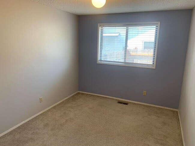 Building Photo - Single Level Near Southridge!!