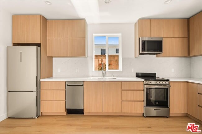 Building Photo - 5912 1/2 Mammoth Ave