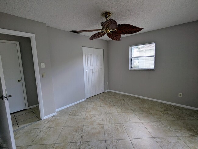 Building Photo - 554 SW Lakehurst Dr