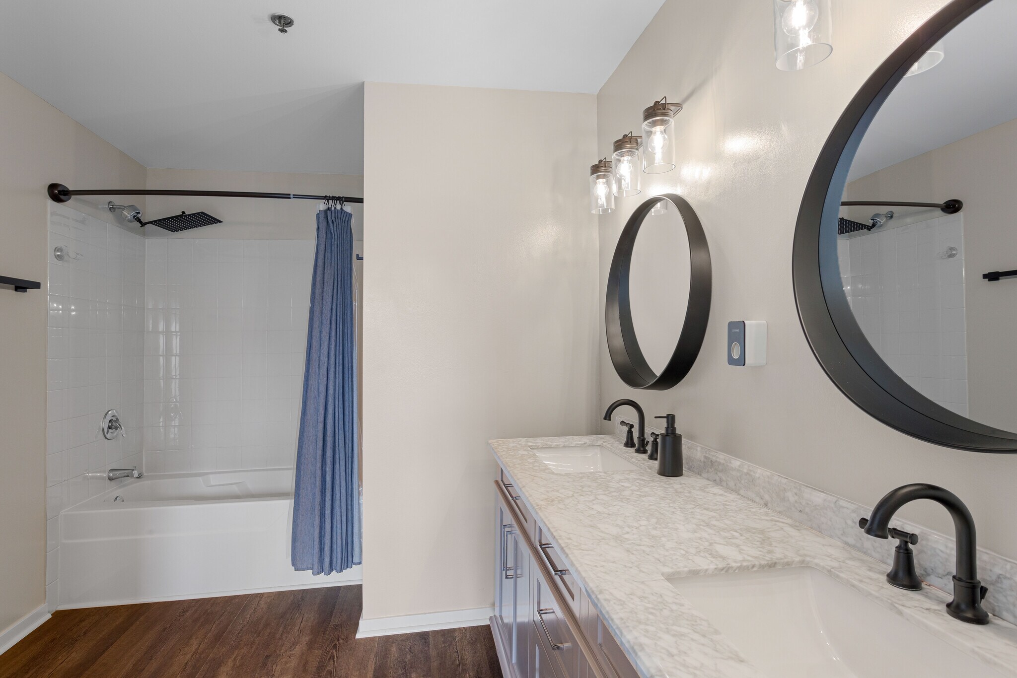 Master Bathroom - 933 W Van Buren St
