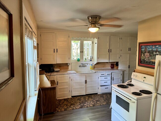 Building Photo - 101 Temple St