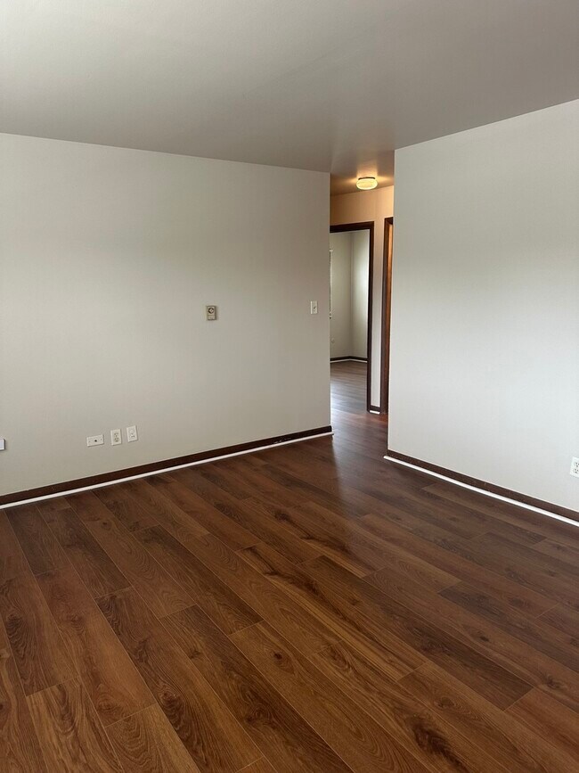 Building Photo - 1025 N Farnsworth Ave