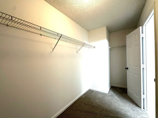 Building Photo - Close to Shopping, Restaurants, Schools & Beach!