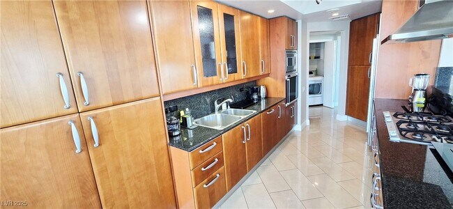 Building Photo - 2747 Paradise Rd