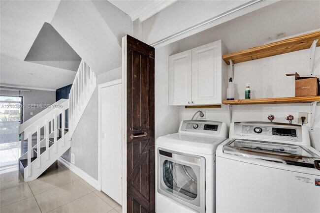 Building Photo - 3325 Carambola Cir S