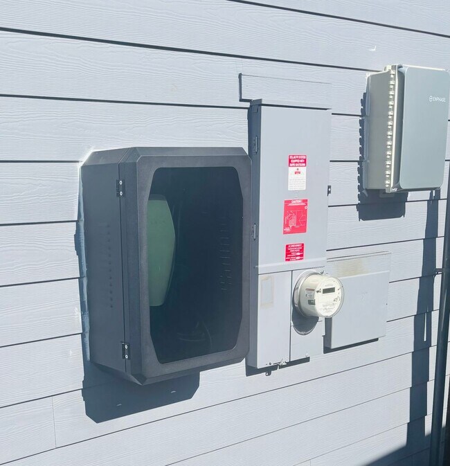 Building Photo - WOULD YOU LIKE TO CONTROL YOUR PG&E BILL AS A RENTER? MOVE-IN SPECIAL- $400 OFF OF THE 1ST MONTHS...