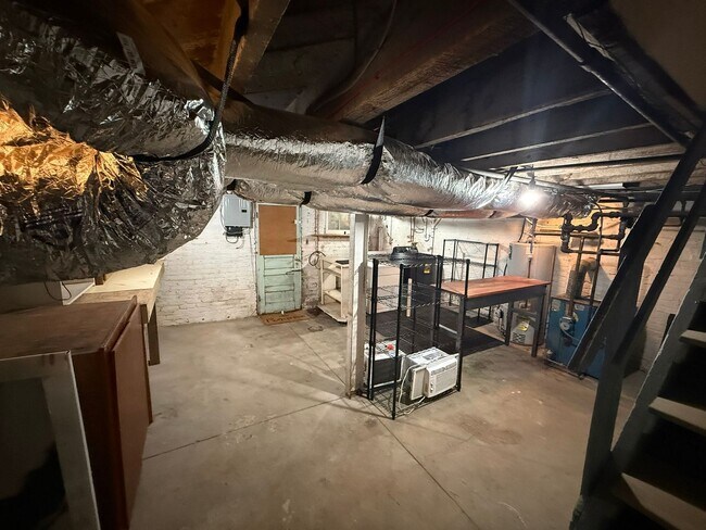 Building Photo - 3 Bedroom 1.5 bath Fan home for rent