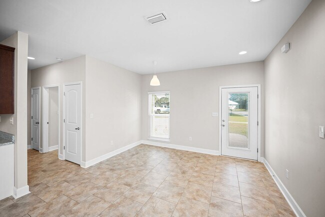 Building Photo - AVAILBALE NOW!