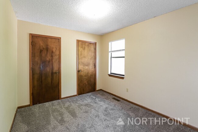 Building Photo - Radiant Unit Townhome | 2 BR/1.5BA | 1-Car Garage |