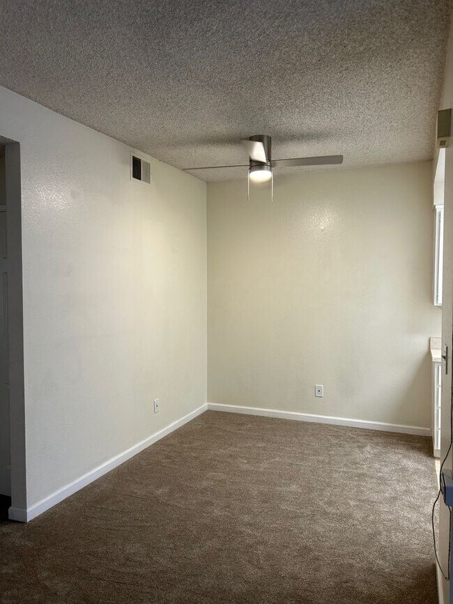 Building Photo - Spacious bright condo with new carpet and new paint and 2 bathrooms