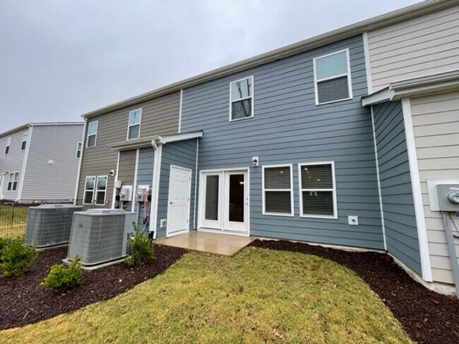 Building Photo - Like New Townhome in South & Main, Fuquay-Varina!