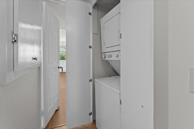 Building Photo - Light Filled Townhome Style Condo with Private Patios and Direct Access