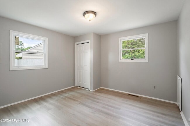 Building Photo - 394 Applegate Ave