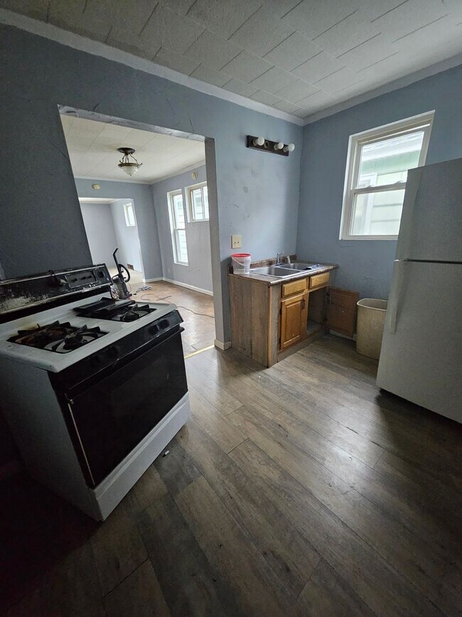 Building Photo - 652 E 4th St