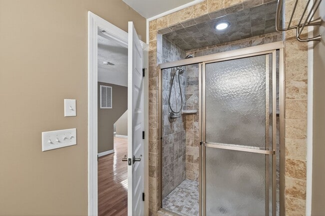 Building Photo - 4 Bedroom Rental