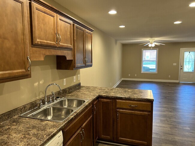 Building Photo - "Charming 2-Bedroom Retreat with 2 Full Baths in Cookeville – Spacious 1082 Sq Ft Living!"