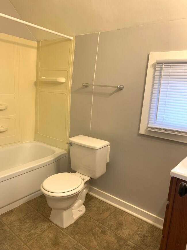 Building Photo - Upper Three Bedroom on NW Side of Grand Ra...