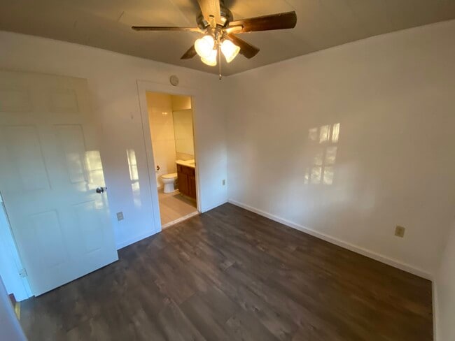 Building Photo - Chestnut Grove Village 11