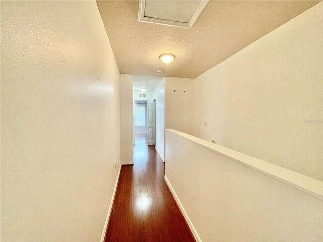 Building Photo - Beautiful 3BR/2.5BA Corner Townhome in Hai...