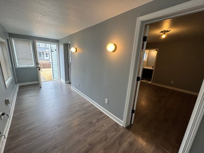 Building Photo - Fountain Square 3 Bed 2 Bath with fenced in backyard