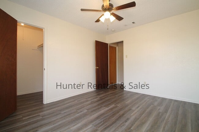 Building Photo - Updated 2-Bedroom Townhome with Modern Fin...