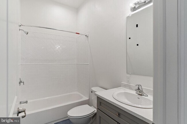 Building Photo - 980 N Marshall St