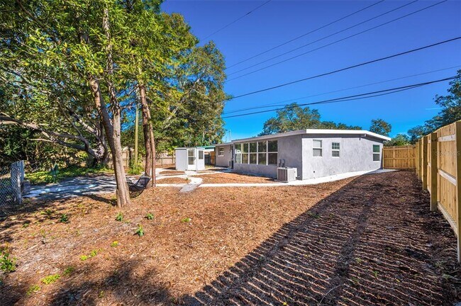 Building Photo - 1400 Poinciana Dr