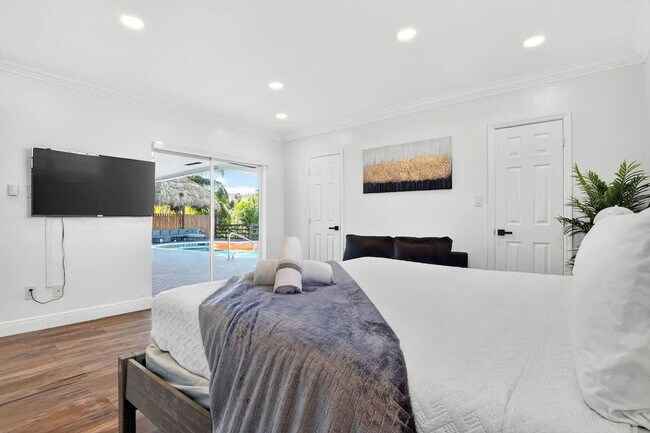 Building Photo - 2365 NE 195th St