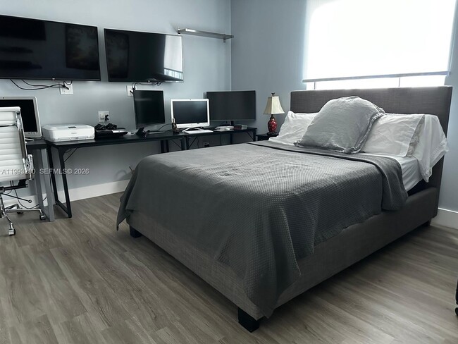 Building Photo - 500 Brickell Ave