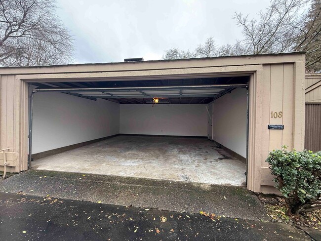 Building Photo - Gorgeous Remodeled 2 Bed in Campus Commons