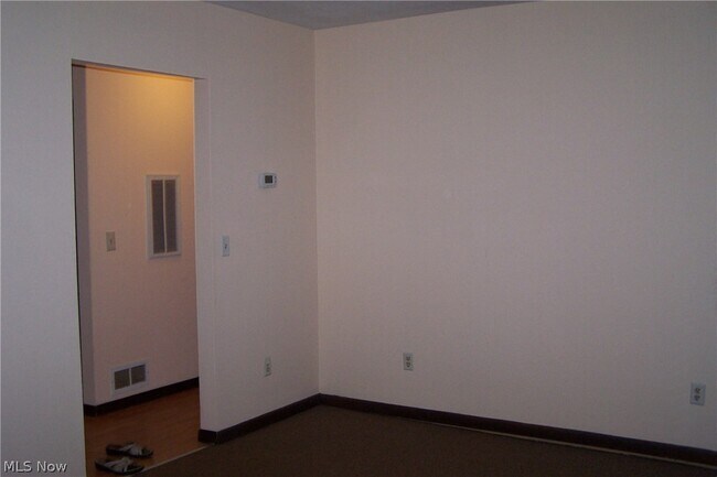 Building Photo - 14745 Hillcrest Ave