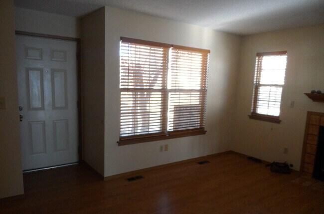 Building Photo - 7957 Lexington Park Dr