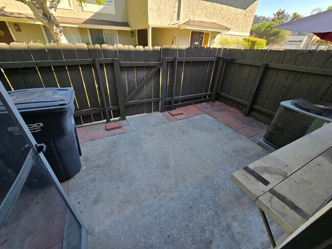 Building Photo - Spacious townhome in a well-maintained El Cajon complex