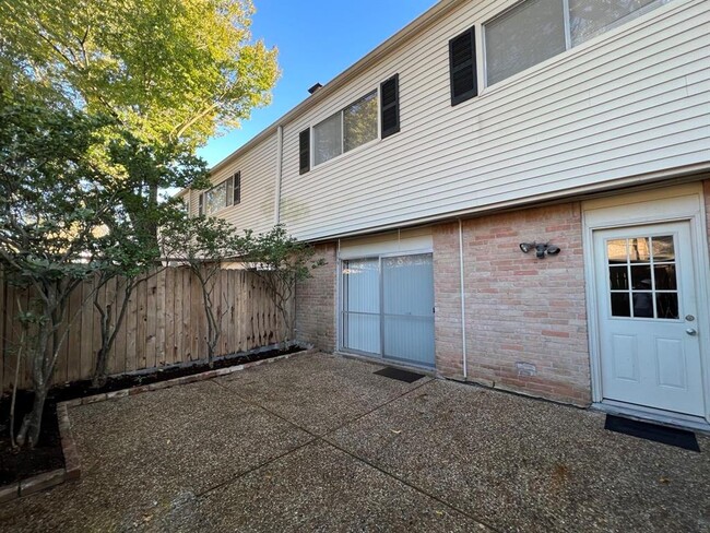 Building Photo - 13140 Trail Hollow Dr