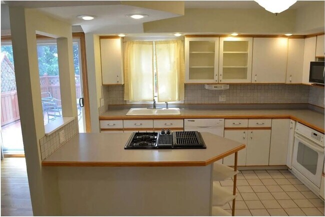 Building Photo - Amazing 5 Bedroom Single Home in SE!!