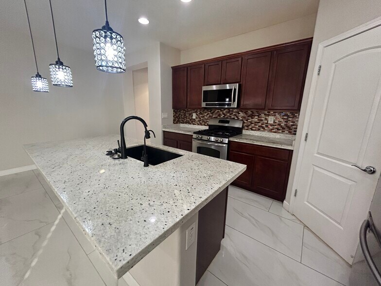 Building Photo - 10765 W Avenida del Rey