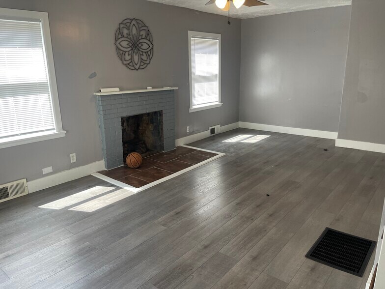 living room - 3532 Harrison St