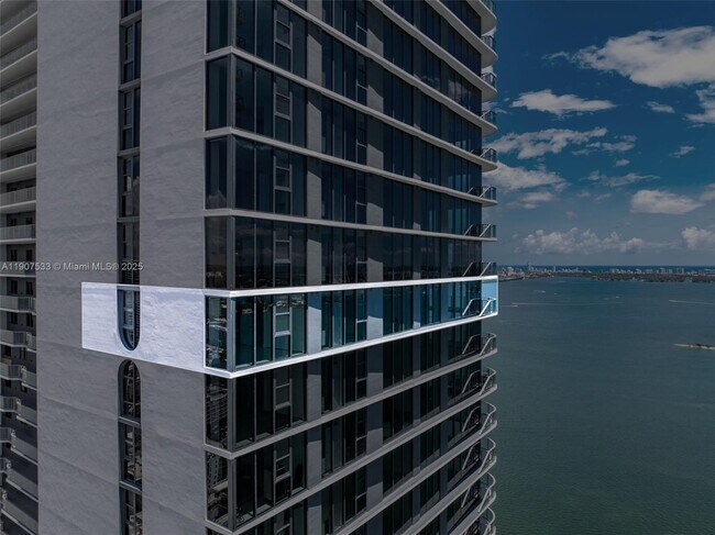 Building Photo - 700 NE 24th St