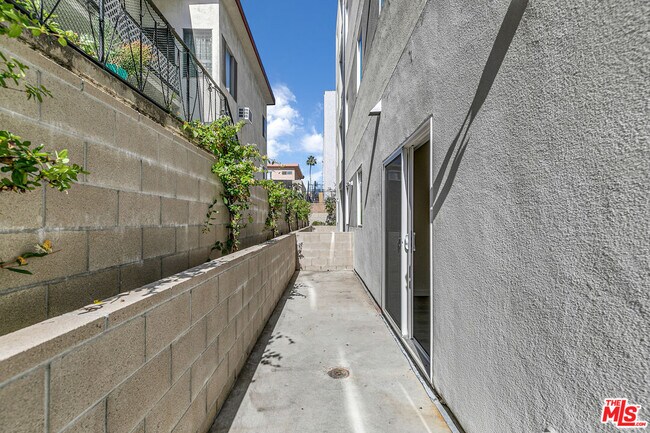 Building Photo - 1227 N Berendo St
