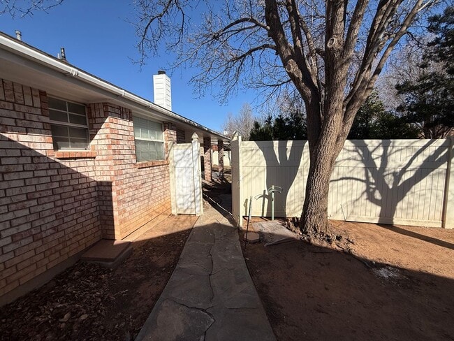 Building Photo - 4 Bed Brick Home! Zia School District! - Pets Welcome!!!