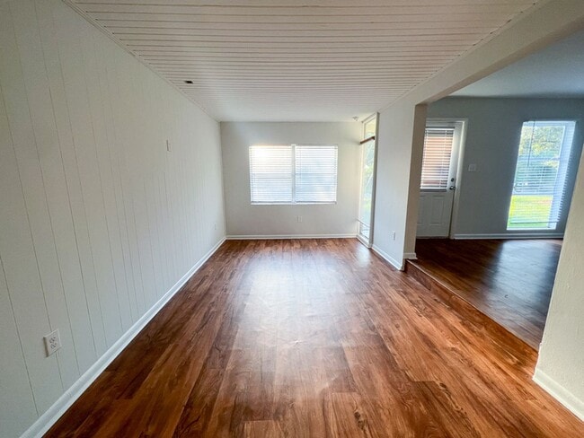 Building Photo - Pet Friendly 4BR/2BA Home Near UF Available for Fall 2026!