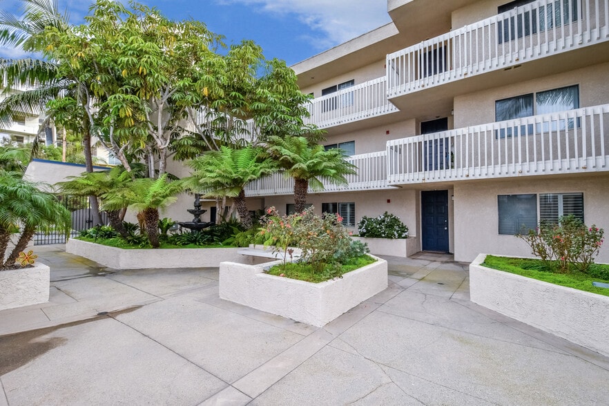 Building Photo - 7301 Vista del Mar