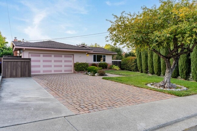 Primary Photo - 2315 Hoytt Ct